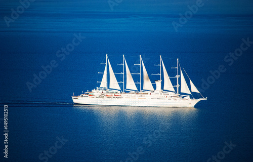 Fototapeta Naklejka Na Ścianę i Meble -  a splendid white sailing ship in the sea