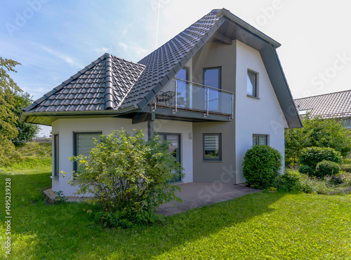 Modernes Einfamilienhaus in Wohnsiedlung
