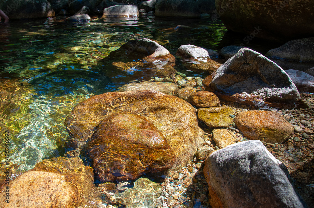 Fototapeta premium Pierre et rocher dans l'eau clair