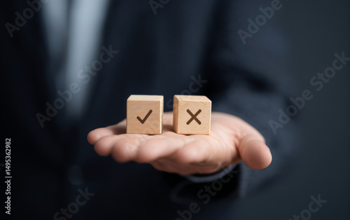 After careful consideration, business people make a choice between right and wrong, reflecting the choices made by enterprises in difficult situations
