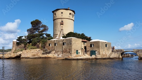 Fototapeta Naklejka Na Ścianę i Meble -  Isola del Giglio, Toscana, Italia, 
La torre sulla spiaggia di Campese