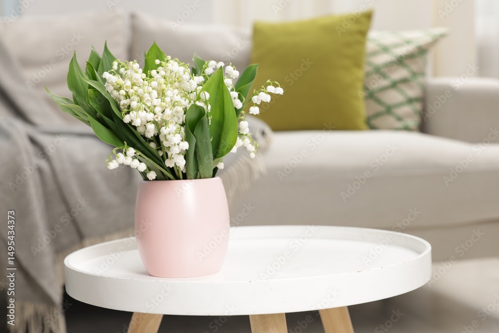 Ταπετσαρία Bouquet of beautiful lily-of-the-valley on coffee table indoors