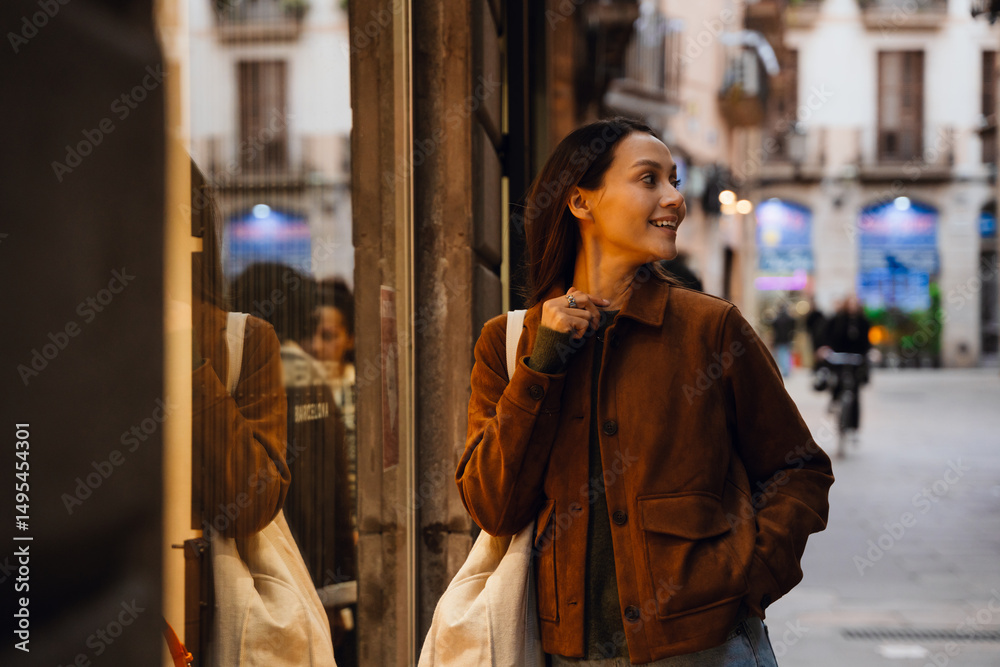 Obraz premium Woman smiling and looking away, on the street