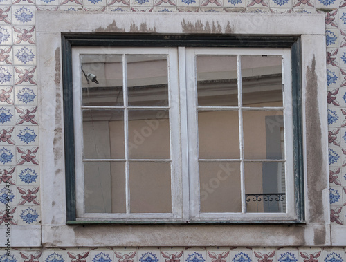 Janelas de Lisboa em prédios antigos e históricos