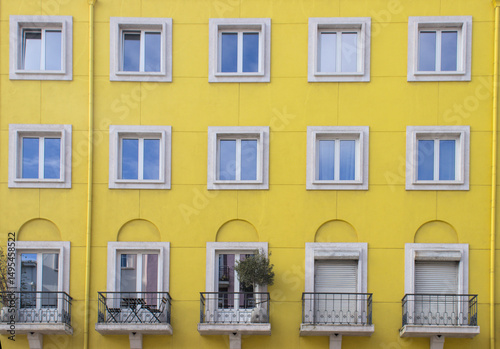 Janelas de Lisboa em prédios antigos e históricos