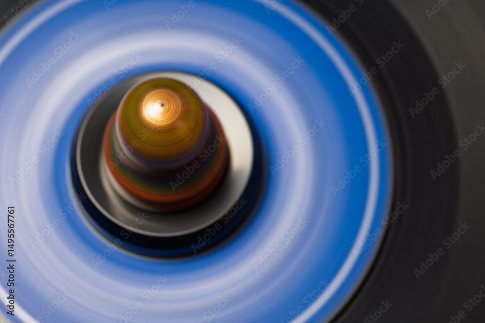 Detalle de un objeto sobre un antiguo disco de vinilo en movimiento Detalle de un objeto sobre un antiguo disco de vinilo en movimiento