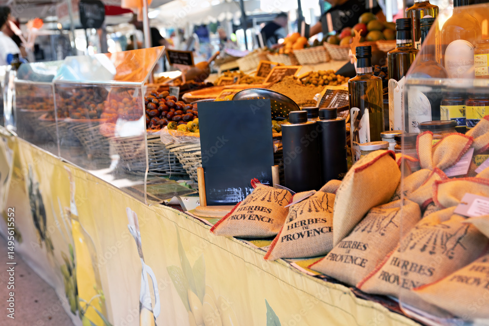 Obraz premium Market stall with fresh vegetables and fruit as well as bags with the imprint Herbs of Provence in Port Grimaud