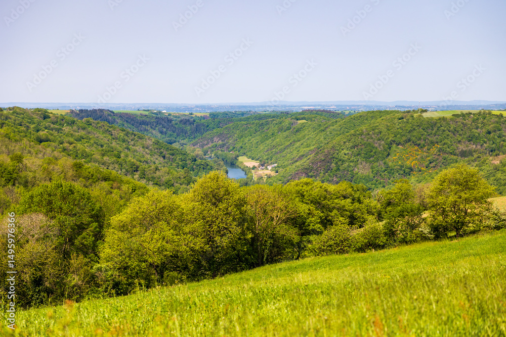 Obraz premium Panorama of the Tarn valley, its forests, and its fields, from the heights around the village of Ambialet