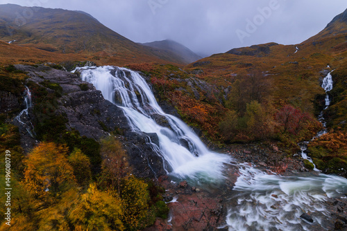 Die Three Sisters in Glen Coe unter stürmischen Bedingungen, dramatische Aufnahme der markanten Berghänge in den schottischen Highlands bei aufziehendem Wetter über dem Tal photo