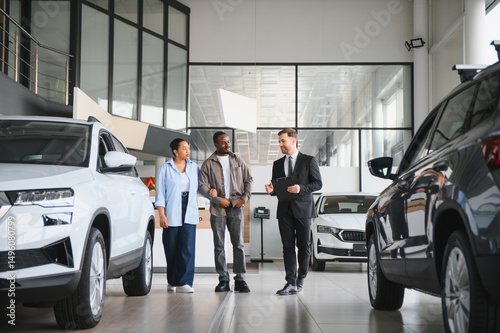 Bild auf Leinwand African american couple buying new car at dealership