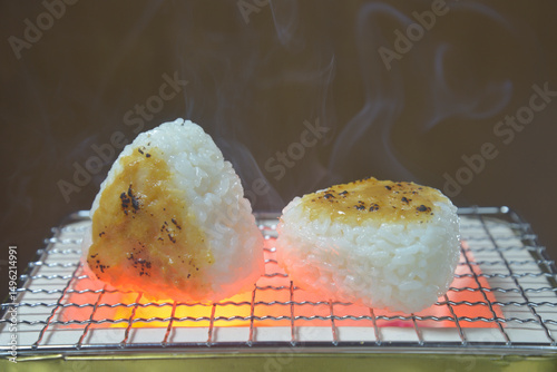 煙り立ち昇る七輪で味噌おにぎりを焼く