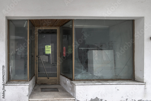 Leere Schaufenster eines geschlossenenen Geschäfts am Brenner