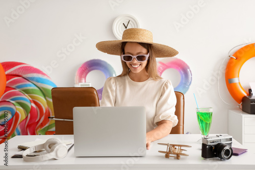 Young businesswoman with la...