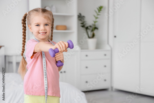 Sporty little girl with dum...