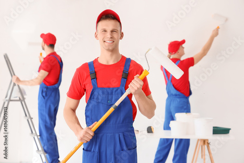 Male decorator with paint r...