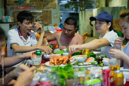 Tapeta Gathering for dinner with friends at a street food stall in Vietnam, enjoying fr