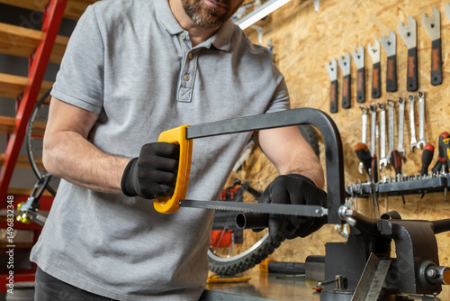 Fotografia Mechanic using hacksaw