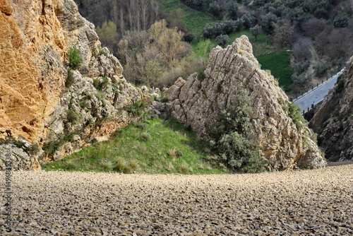 Rocher et plaine triangulaire. photo