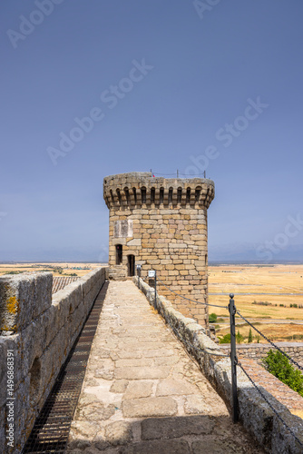 Fotografie Stone walkway leading to a circular tower in Oropesa Castle, Spain