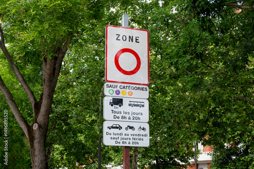 Fototapeta Naklejka Na Ścianę i Meble -  Panneau routier à l'entrée de la ville de Paris, France, signalant l'entrée dans une ZFE (Zone à Faibles Emissions), zone urbaine réservée aux véhicules les moins polluants