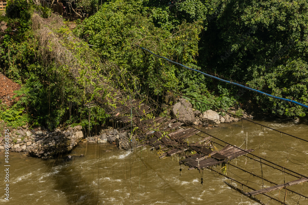 Fotografie Broken hanging bridge over Huallaga river in Honolulo village near Tingo Maria,