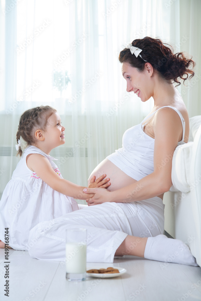 Obraz premium Young pregnant woman