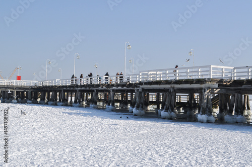 Obraz na płótnie frozen baltic sea in winter ice and snow w salonie
