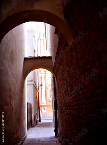 Obraz na płótnie alley in the old town in Warsaw, gate between tenement houses w salonie