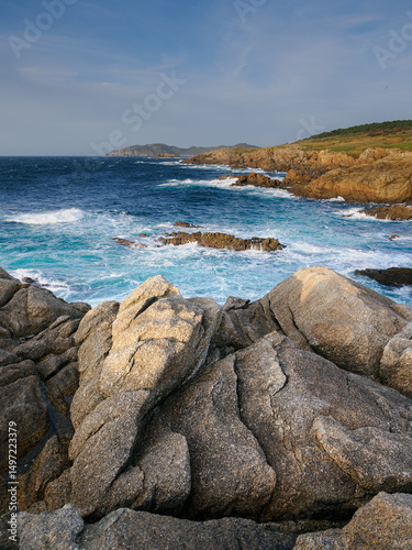 Mirar el mar agitado por las olas desde unos acantilados  photo