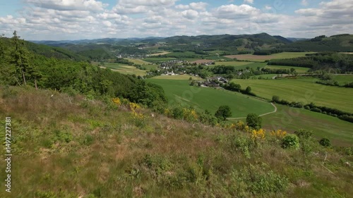 Flug vom Picknick-Platz auf dem Niederwald Odin Richtung Visbeck im Sauerland, NRW