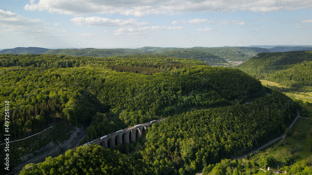 Obraz premium Albabstieg A8 mit Drachenlochbrücke bei Drackenstein. Verkehrsader durch die Schwäbische Alb.