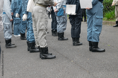ワークウェアを着た人たちのミーティング風景