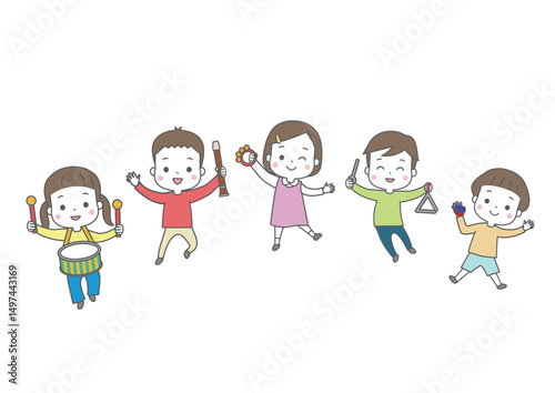 笑顔で楽しそうに楽器を演奏している子供たち