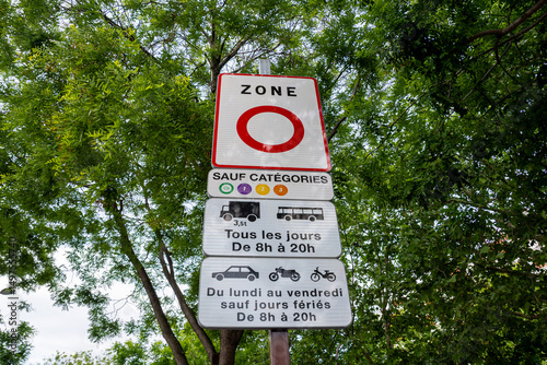 Fototapeta Naklejka Na Ścianę i Meble -  Panneau routier à l'entrée de la ville de Paris, France, signalant l'entrée dans une ZFE (Zone à Faibles Emissions), zone urbaine réservée aux véhicules les moins polluants