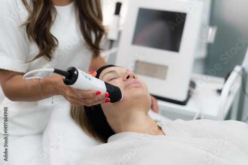 Fotografija A woman enjoys a rejuvenating rf-lifting session