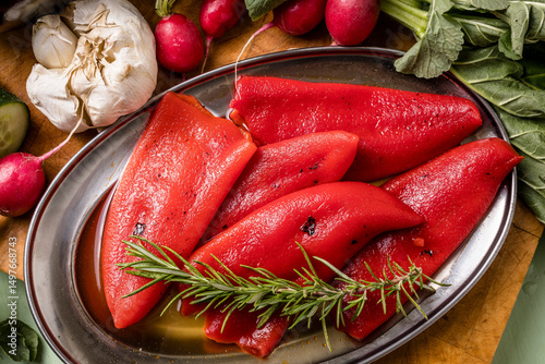 Gegrillte Paprika mit Deko auf einem Metallteller