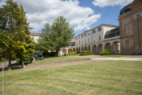 Parc et bâtiment hospitalier