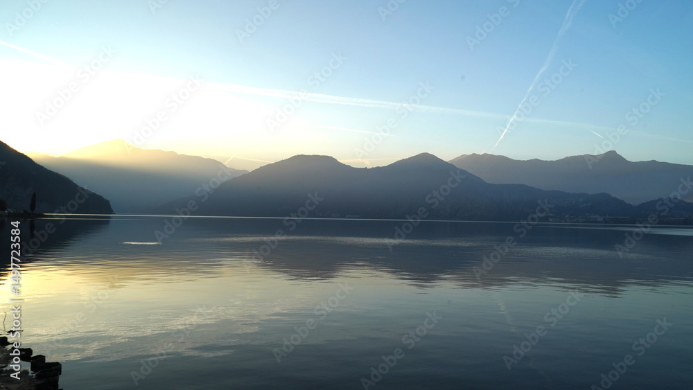 Fototapeta premium Veduta autunnale del Lago d'Iseo. Provincia di Bergamo, Lombardia, Italia.
