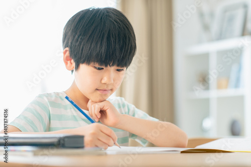 リビングで勉強する男の子