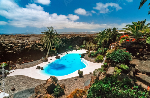 Eingescanntes historisches Farbfoto eines von César Manrique gestalteten Pools im 