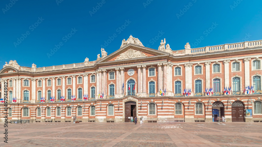 Obraz premium The Capitole de Toulouse timelapse hyperlapse showcases the historic city hall. France