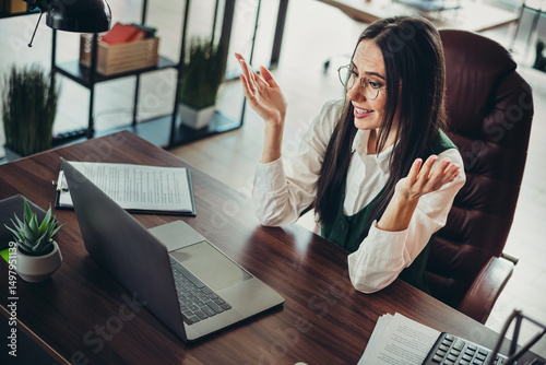 Εκτύπωση καμβά Confident businesswoman in modern office workspace having a virtual meeting and