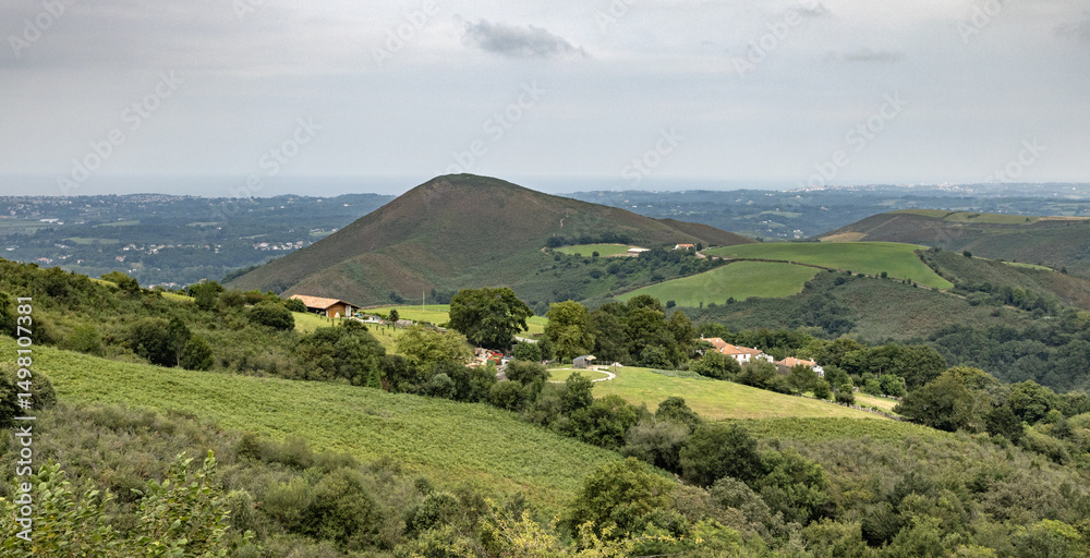Fototapeta premium Vue de la baie de Saint Jean de Luz du massif de la Rhune