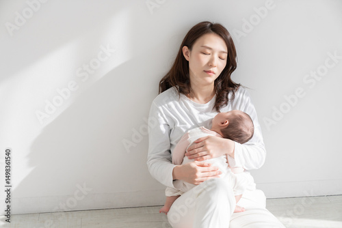 お母さんと赤ちゃん　疲れる