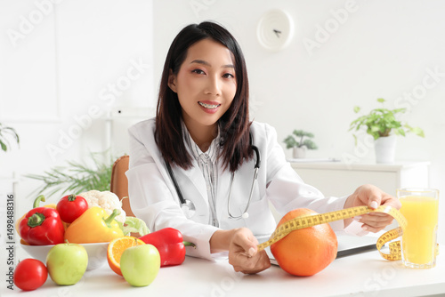 Female Asian nutritionist w...