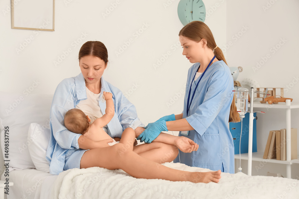 Obraz premium Nurse giving woman with newborn baby infusion drip in maternity hospital