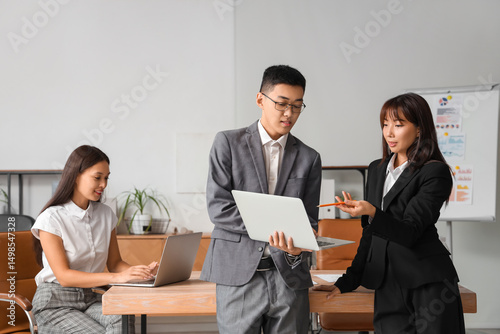Chinese business people wor...