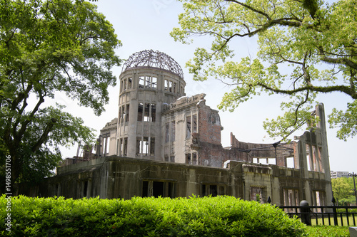 新緑に囲まれた原爆ドーム　撮影：2025.05