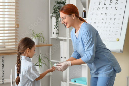 Female ophthalmologist givi...