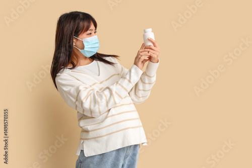 Pregnant Asian woman in med...